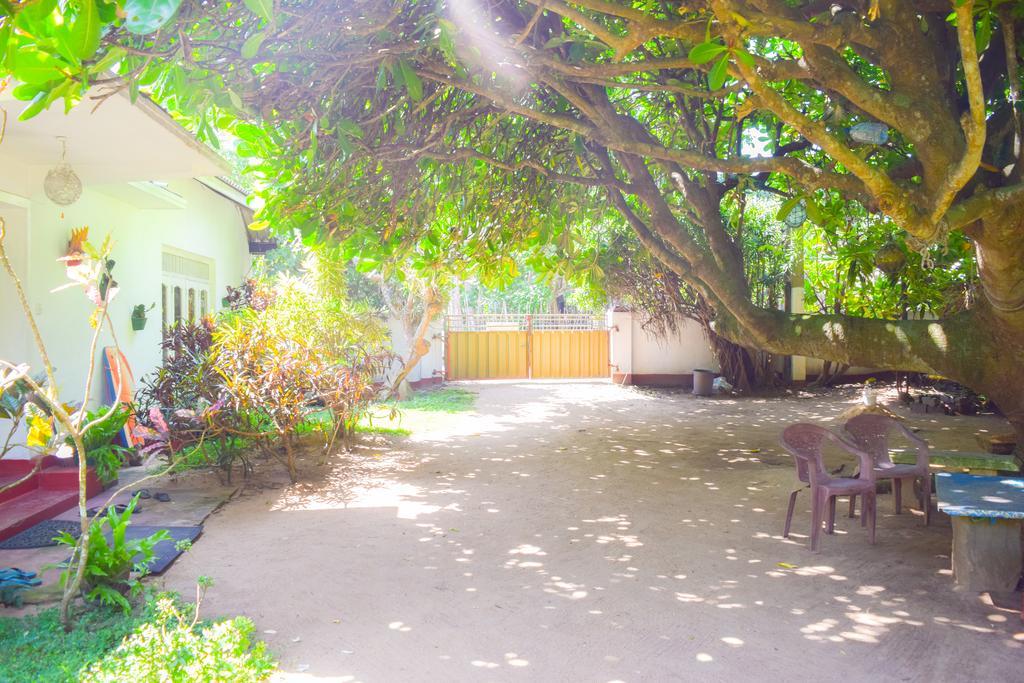Shammie Guest House Хиккадува Экстерьер фото